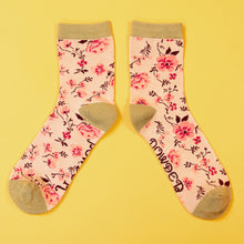 Load image into Gallery viewer, Powder Pink Blossom Ankle Socks